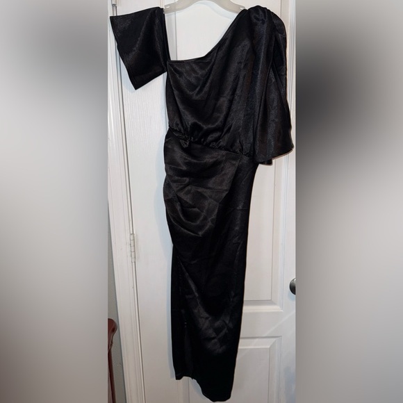 Pretty Little Thing NWOT Black Satin Midi Dress - Picture 2 of 8